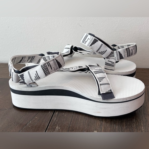 Teva White Platform Sandals Womens size 7 - Picture 5 of 9